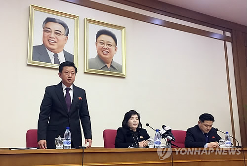 평양서 회견하는 최선희 외무성 부상 (평양 AP=연합뉴스) 15일 북한 평양에서  최선희(가운데) 북한 외무성 부상이 외신 기자, 외국 외교관들을 대상으로 회견을 하고 있다.      그의 왼쪽에 외무성 직원이 서 있고 오른쪽은 통역. 최 부상은 이날 미국과의 비핵화 대화와 핵·미사일 시험 유예(모라토리엄)를 계속 유지할지에 대해 김정은 국무위원장이 조만간 결정을 내린다고 말했다. bulls@yna.co.kr