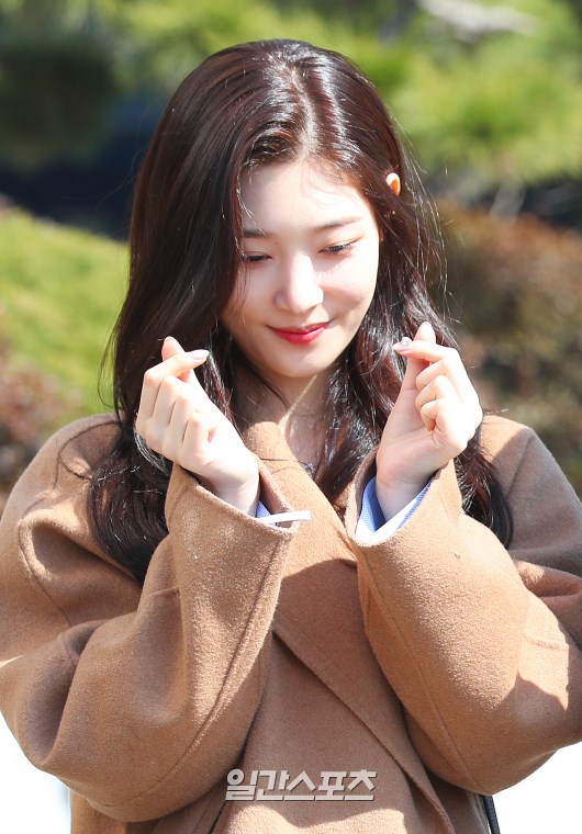 Jung Chae-yeon poses for camera before recording attendance