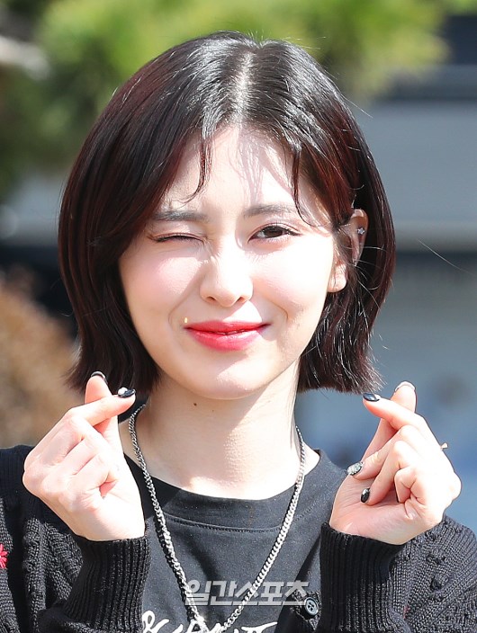 Yebin poses for the camera before the recording.