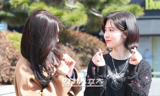 Jung Chae-yeon and Yebin pose for the camera before the recording.
