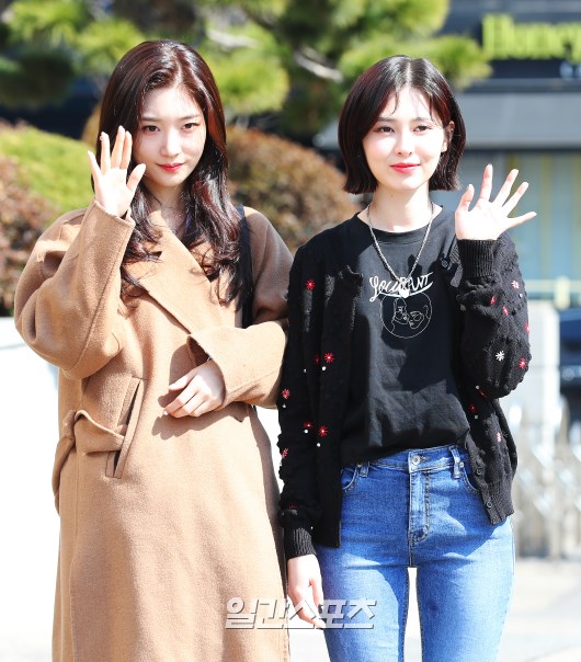 Jung Chae-yeon and Yebin pose for the camera before the recording.