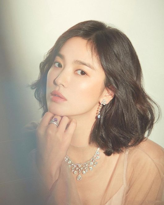 Actor Song Hye-kyo showed off her elegant beauty.Song Hye-kyo posted three photos on his 16th day with an article called B-cut in his instagram.Song Hye-kyo is taking pictures in the public photos, and Song Hye-kyo is attracted to her with colorful accessories and sophisticated styling, especially his elegant beauty, which is added to her with nude makeup.On the other hand, Song Hye-kyo recently donated Korean signboards and exhibition signs to the Lee Jun-ho Memorial Hall in Hague, Netherlands, along with Professor Seo Kyung-duk of Sungshin Womens University.song hye-kyo instagram