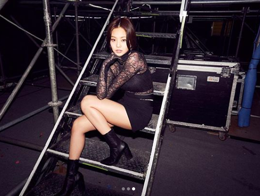BLACKPINK Jenny Kim flaunts dazzling beautyBLACKPINK Jenny Kim released photos of the concert behind her on her SNS on the 17th, saying, I will not forget these moments (never forget these moments).In the photo, Jenny Kim is wearing a variety of stage costumes such as black dresses and boasts a variety of charms.Especially, Jenny Kims doll-like beauty and fashionista-down costume digestion are admirable.Meanwhile, BLACKPINK, which includes Jenny Kim, has recently completed its Asian tour, which continues its global journey with a large-scale world tour to North America, Europe and Australia.In addition, BLACKPINK, which sold a total of 60,000 seats in six cities in North America, added two performances and confirmed eight performances in six cities, proving hot ticket power.BLACKPINK Jenny Kim SNS