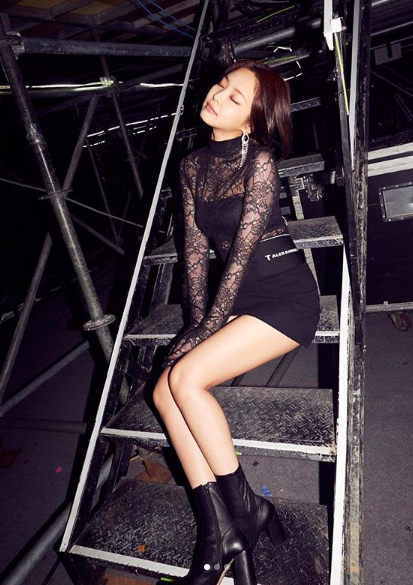 BLACKPINK Jenny Kim flaunts dazzling beautyBLACKPINK Jenny Kim released photos of the concert behind her on her SNS on the 17th, saying, I will not forget these moments (never forget these moments).In the photo, Jenny Kim is wearing a variety of stage costumes such as black dresses and boasts a variety of charms.Especially, Jenny Kims doll-like beauty and fashionista-down costume digestion are admirable.Meanwhile, BLACKPINK, which includes Jenny Kim, has recently completed its Asian tour, which continues its global journey with a large-scale world tour to North America, Europe and Australia.In addition, BLACKPINK, which sold a total of 60,000 seats in six cities in North America, added two performances and confirmed eight performances in six cities, proving hot ticket power.BLACKPINK Jenny Kim SNS