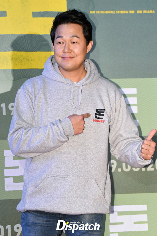 The VIP premiere of the movie Don was held at Megabox, COEX, Samsung-dong, Gangnam-gu, Seoul, on the afternoon of the 18th.Park Sung-woong appeared in a T-shirt with the title of the movie on the day and attracted attention at a glance.On the other hand, Money is a film about the new stock broker Ilhyun, who wanted to become rich, as he was caught up in a huge amount of operations after meeting the designer number tag with the veil.It will be released on the 20th.a man of righteousnessIll wear it.gaze concentration