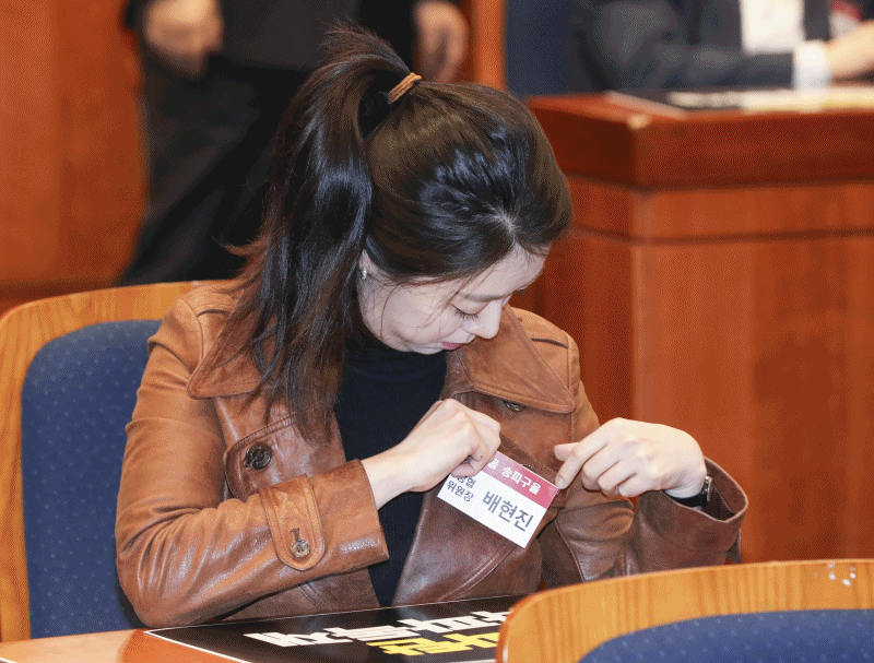 배현진 송파을 당협위원장이 18일 국회 헌정기념관에서 열린 ‘국회의원 및 당협위원장 비상 연석회의’에서 참석자들을 일일이 찾아다니며 인사하고 있다. 임현동 기자