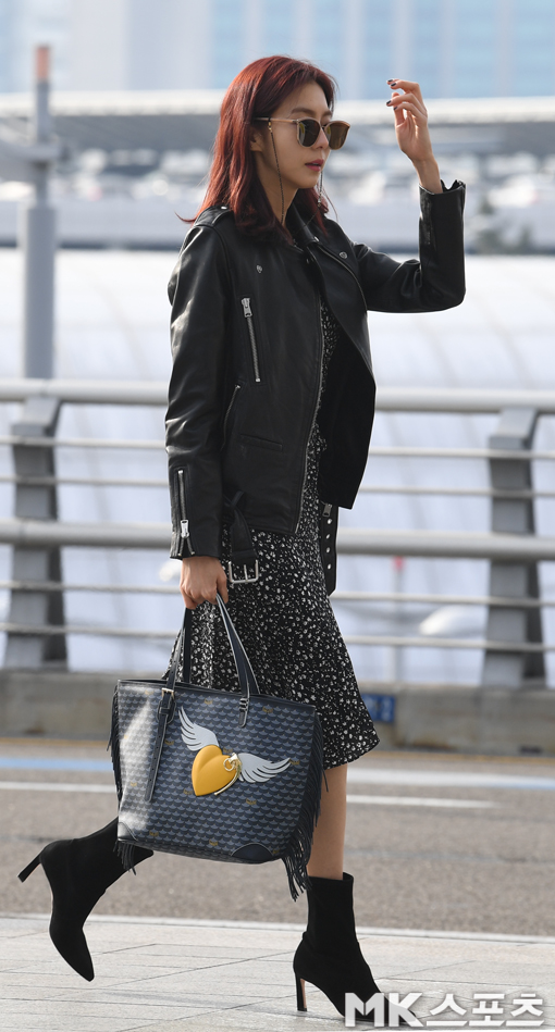 On the morning of the 18th, actor Uee left for Berlin for a photo shoot.Uee is heading for his departure card.