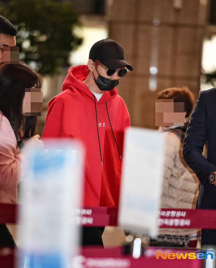 Singer Park Yoochun left for Japan via Gimpo International Airport on the afternoon of March 18.Park Yoochun is leaving the arrival hall on the day.Lee Jae-ha