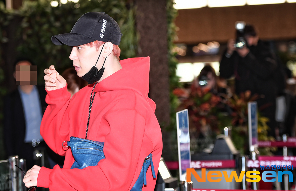 Singer Park Yoochun left for Japan through Gimpo International Airport on the afternoon of March 18.Park Yoo-cheon is leaving the arrival hall on the day.Lee Jae-ha