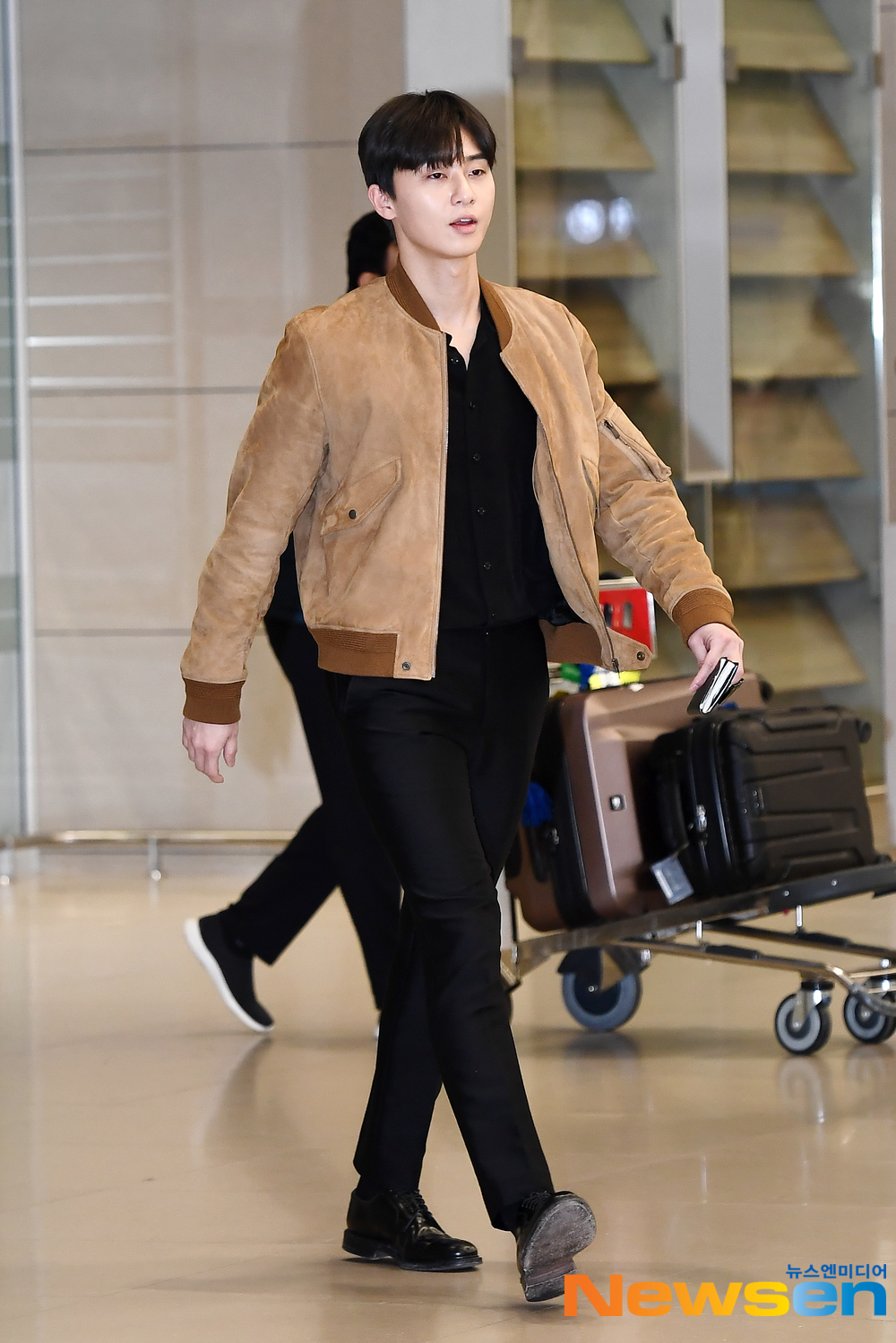 Actor Park Seo-joon arrived in Hong Kong through Incheon International Airport in Unseo-dong, Jung-gu, Incheon on the afternoon of March 18 after finishing the schedule of the 13th Asian Film Awards (2019: AFA) awards ceremony.exponential earthquake