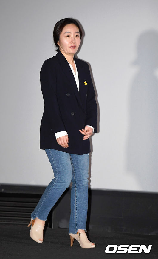 Director Lee Jong-eon is entering the premiere of the movie Birthday at CGV Yongsan I-Park Mall in Yongsan-gu, Seoul on the afternoon of the 18th.