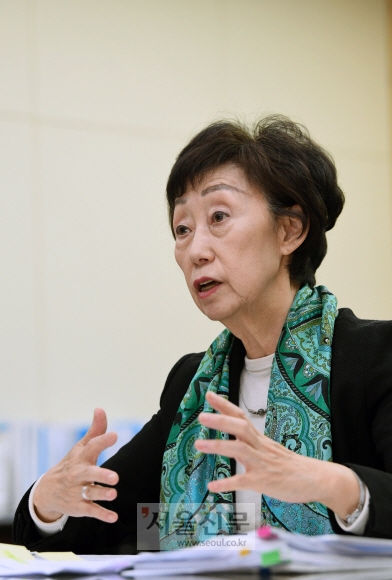 최영애 국가인권위원회 위원장이 지난 15일 서울 중구 국가인권위원회 집무실에서 서울신문과 인터뷰를 하고 있다. 최 위원장은 “소수자에 대한 혐오가 우리 사회에 전면적으로 퍼져 사회적 갈등의 골이 점점 깊어지고 있다”며 혐오·차별 문제 해결을 임기 중 가장 중요한 과제로 꼽았다. 도준석 기자 pado@seoul.co.kr 최영애 국가인권위원회 위원장이 지난 15일 서울 중구 국가인권위원회 집무실에서 서울신문과 인터뷰를 하고 있다. 최 위원장은 “소수자에 대한 혐오가 우리 사회에 전면적으로 퍼져 사회적 갈등의 골이 점점 깊어지고 있다”며 혐오·차별 문제 해결을 임기 중 가장 중요한 과제로 꼽았다. 도준석 기자 pado@seoul.co.kr