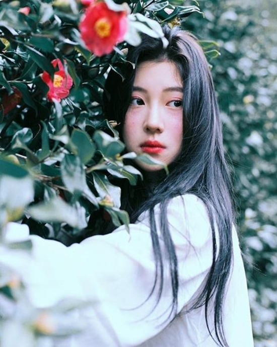 Singer Baek Yerin boasted a water-raising visual.Baek Yerin posted a picture on his instagram on the 18th.In the photo, Baek Yerin poses next to the flower. Baek Yerin has long straight hair and gazes somewhere to create a dreamy atmosphere.Especially he added a lovely charm with red cheeks and lips.Baek Yerin will release his new digital mini album Our love is great at 6 pm on the 18th.Photo = Baek Yerin Instagram