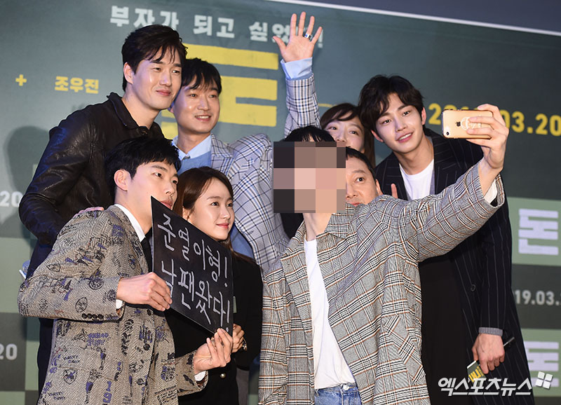 Actors Ryu Joon-yeol, Yoo Tae, Jo Woo-jin, Won Jin-a, Jung Man-sik and Kim Jae-young are filming fans and self-portraits at the VIP premiere of the movie Don held at Megabox COEX in Seoul,