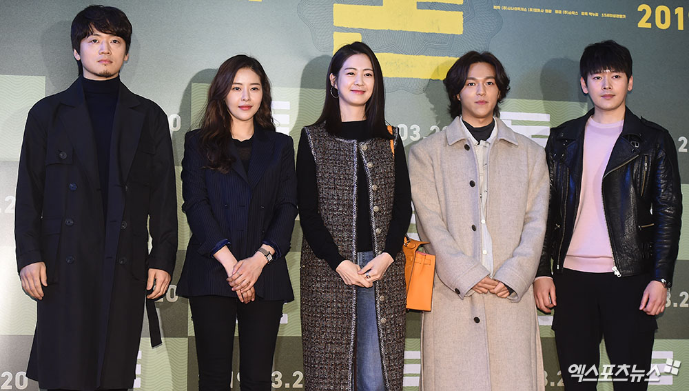 Actors Cho Bok-rae, Lee Hana, Lee Yo-won, Baek Seung-hwan and Kim Joo-young who attended the VIP premiere of the movie Don held at Megabox COEX in Seoul, Seoul on the afternoon of the 18th are posing.