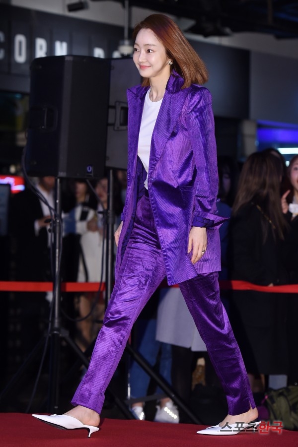 Seo Hyo-rim is attending the movie Don (director Park Nu-ri) showcase and VIP photo wall Event held at Megabox COEX in Gangnam-gu, Seoul on the afternoon of the 18th.The Event was attended by Ryu Joon-yeol, Yoo Tae-tae, Jo Woo-jin, Kim Jae-young, Jung Man-sik, Won Jin-a and Park Nuri.Don is a film about the story of a new stock broker, Ilhyun (Ryu Joon-yeol), who wanted to become rich, getting caught up in a huge amount of operations after meeting a veiled operational designer, Number Table (Yoo Ji-tae).Opening on the 20th.