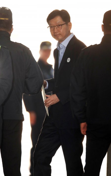 드루킹 댓글 조작에 가담한 혐의로 1심에서 실형을 선고 받고 법정 구속된 김경수 경남지사가 19일 오전 서울고등법원에서 열린 항소심 첫 공판을 마치고 호송차에 오르고 있다. ＜양회성 기자 yohan@donga.com＞