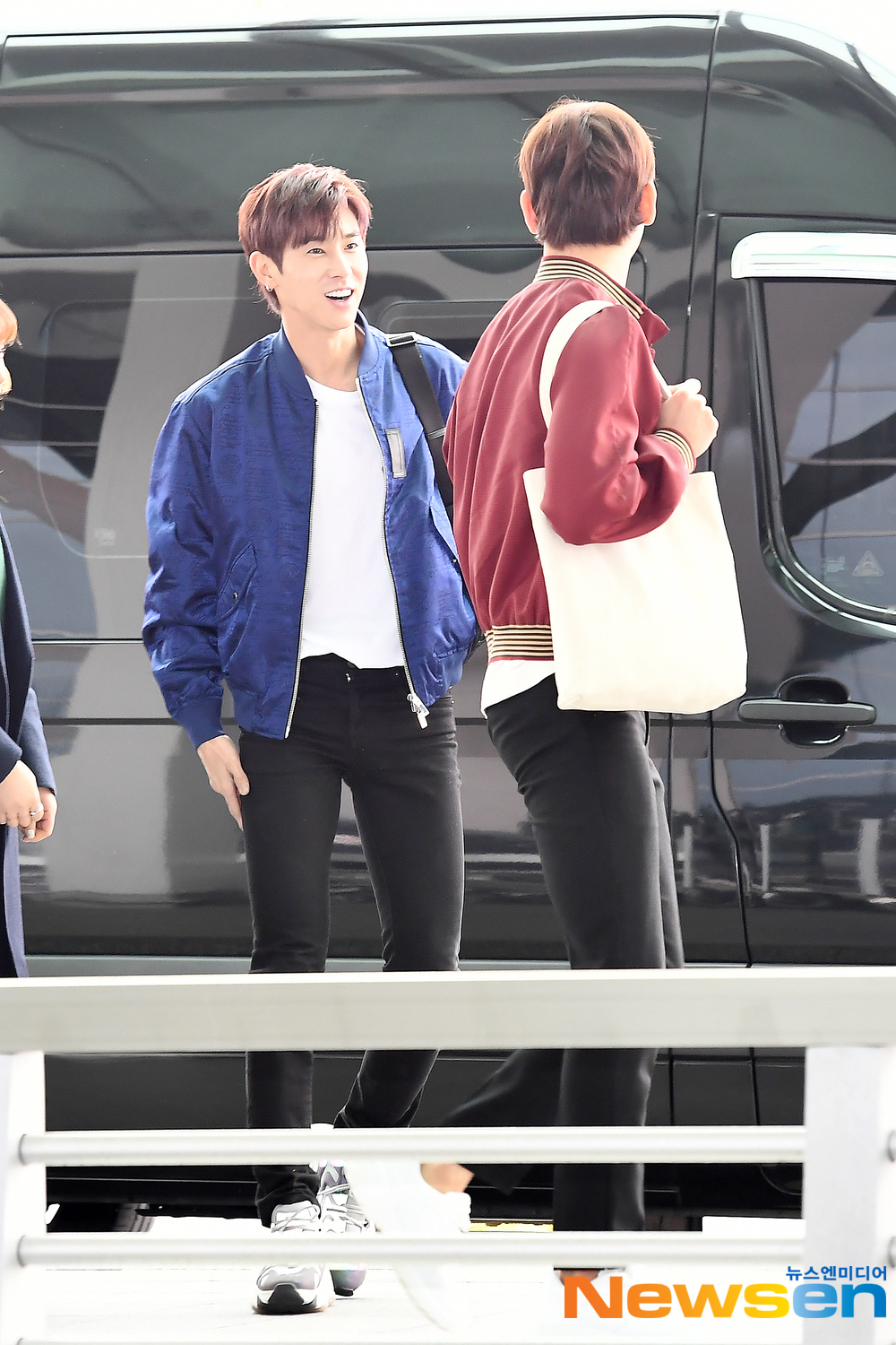 TVXQ members Yunho Yunho and Choi Changmin left for Denpasar, Indonesia, on March 19th, via Incheon International Airport in Unseo-dong, Jung-gu, Incheon.TVXQ members Yunho Yunho and Changmin Choi are leaving the country.exponential earthquake