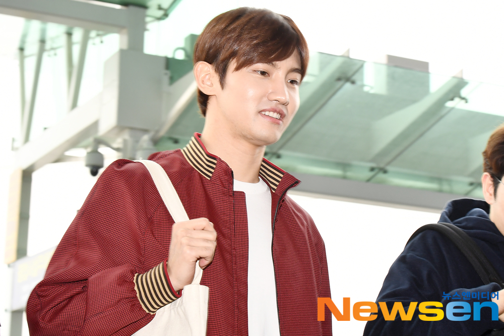 TVXQ members Yunho Yunho and Choi Changmin left for Denpasar, Indonesia, on March 19th, via Incheon International Airport in Unseo-dong, Jung-gu, Incheon.TVXQ member Choi Kang-chang-min is leaving the country.exponential earthquake