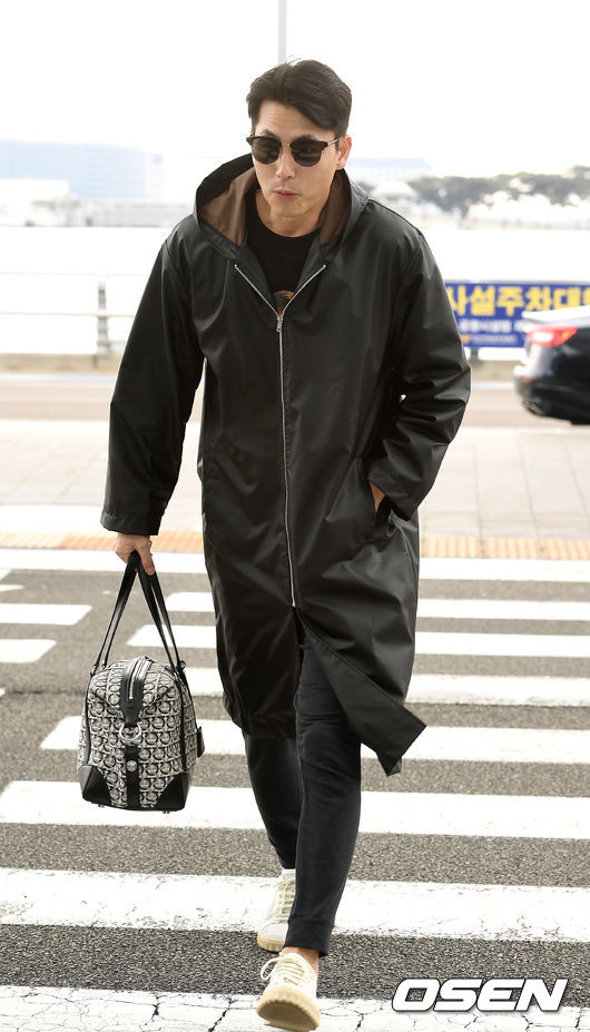 Actor Jung Woo-sung is leaving for Florence, Italy, through Incheon International Airport on the morning of the 19th.