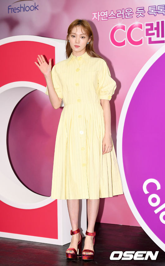 Actor Lee Sung-kyung poses at the lens brand photo event held at the dress garden in Cheongdam-dong, Seoul on the morning of the 19th.