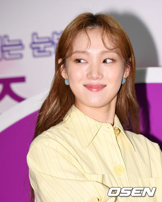 Actor Lee Sung-kyung poses at the lens brand photo event held at the dress garden in Cheongdam-dong, Seoul on the morning of the 19th.