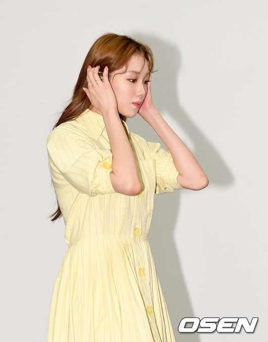 <p> Actor Lee Sung-kyung, this 19 am Seoul, Cheongdam-Dong the dress is all in the open lens brand stock photo agencies to attend a posing.</p>