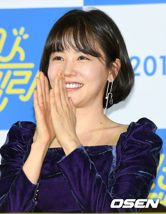 Actor Hwang Woo-seul-hye smiles at the media preview of the movie Sunkis Family (director Kim Ji-hye) held at Megabox Dongdaemun in Seoul on the afternoon of the 19th.