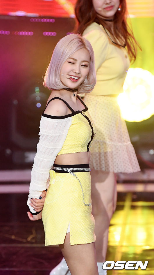On the afternoon of the 19th, SBS MTV The Show live broadcast at the SBS Prism Tower Auditorium in Sangam-dong, Mapo-gu, Seoul, Dream Note smile is showing a spectacular stage.