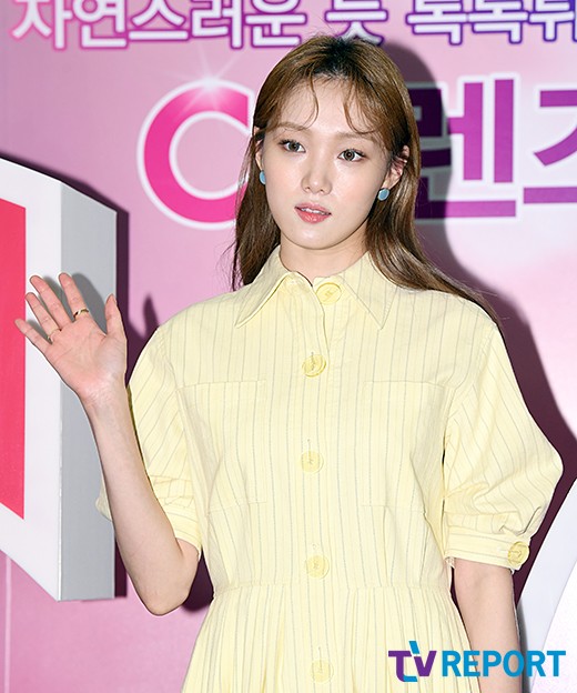 Actor Lee Sung-kyung attended a lens brand launch event held at the dress garden in Cheongdam-dong, Gangnam-gu, Seoul on the afternoon of the 19th.