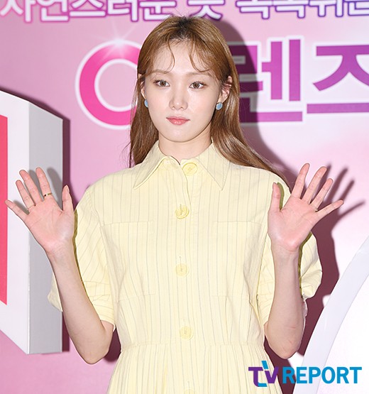 Actor Lee Sung-kyung attended a lens brand launch event held at the dress garden in Cheongdam-dong, Gangnam-gu, Seoul on the afternoon of the 19th.