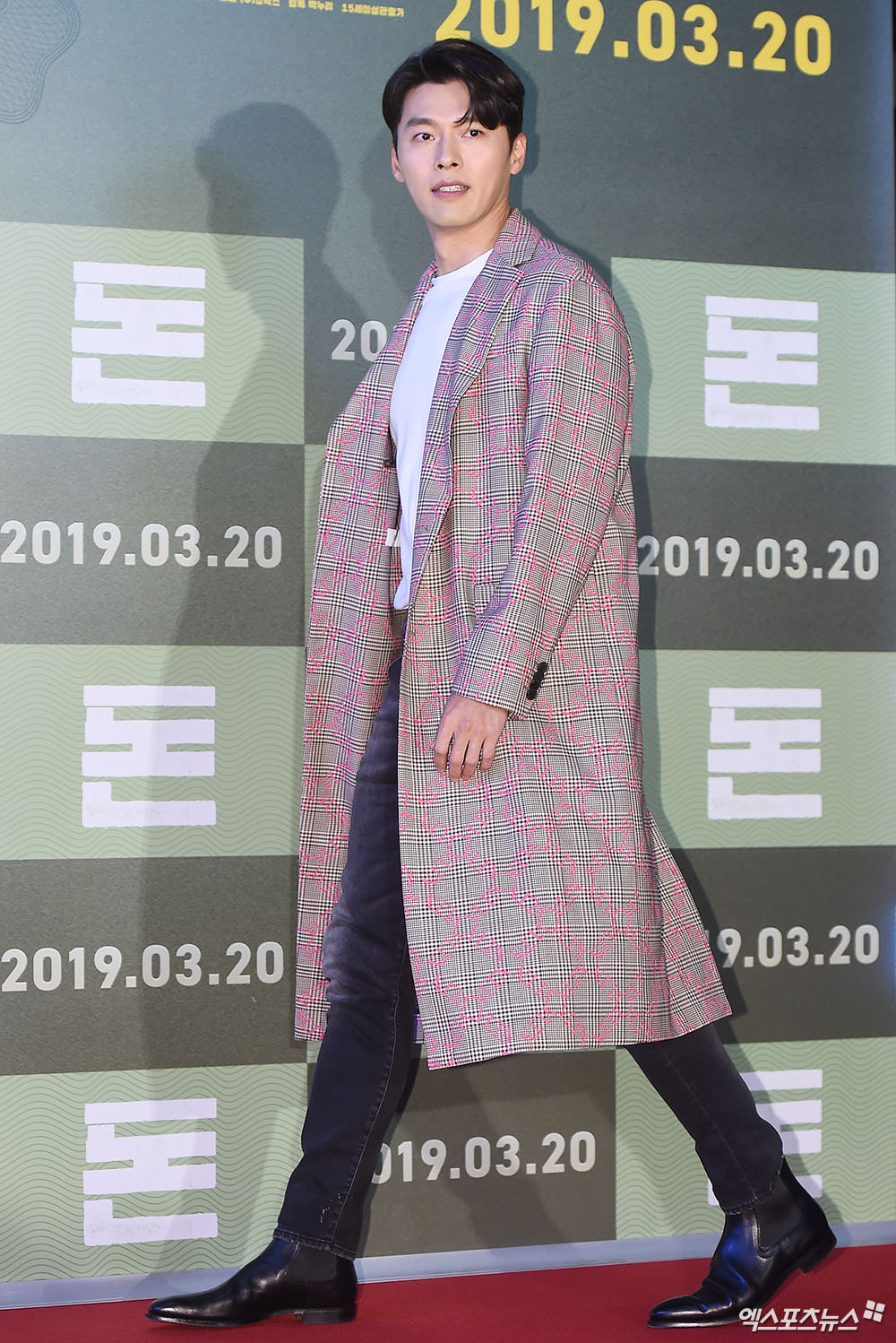 Actor Hyun Bin, who attended the VIP premiere of the movie Don held at Megabox COEX in Seoul, Seoul on the afternoon of the 18th, is posing.