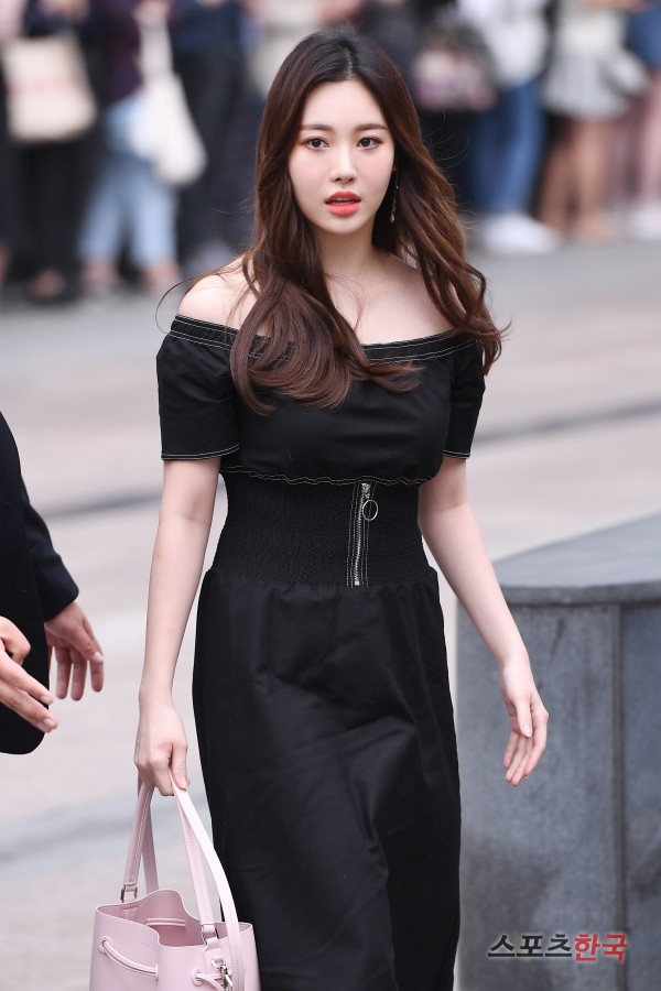 Group Girls Day member Yura eats a pot with Actor Park Seo-joon, Hong Soo-hyun.Yura, who is active in various fields such as singing, acting, and entertainment, will start his activities on the 20th with a contract with management company Awesome E & T (CEO Yang Geun-hwan).Yura has enough potential to grow into a good actor as well as a charm as a singer, said Awesome Eanti. We will support you in various ways to show your talent and passion, so I would like to ask you for your expectations for new activities in the future.Awesome Eanti, which signed an exclusive contract with Yura, is a member of the Korean Wave star Park Seo-joon and Acting wave Actor Hong Soo-hyun, Why is Secretary Kim doing that, Love Playlist 3 new actor Bae Hyun-sung, and Touch the Truth It is.Through the recruitment of Yura, Awesome E & T is expected to become a management company with more colorful colors.Yura made her debut with girl group Girls Day in 2010, and she gained a lot of popularity for each song she released, including Twinkle, Expectation, and Something, and was greatly loved by K-pop fans both at home and abroad.In addition, he appeared in various entertainment programs such as We marriage, 2016 Taste Road, and After the play, and expanded his activities as a representative of the entertainment stone.Yura, who challenged Acting through the drama Beautiful to You in 2012, has also been recognized as an actor by appearing in Dodohara, Iron Lady and Hip Teacher.In particular, KBS2 Radio Romance, which was broadcast last year, attracted the attention of viewers by Acting Jin Tae-ri, a villain who can not be hated.On the other hand, Yura is currently appearing on the Channel A entertainment program Go on the Airplane.