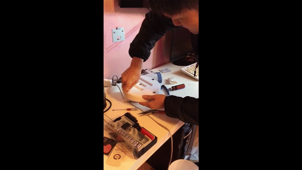 경찰이 피의자 박씨 등이 숙박업소에 설치한 몰래카메라를 적발하는 장면. [경찰청 제공]