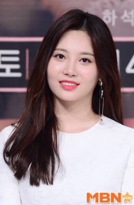 Group Girls Day member Yura is preparing for a new move.Yura has enough potential to grow into a good actor as well as a charm as a singer, Awesome E & T announced on the 20th that it signed an exclusive contract with Yura.We will support you in various ways to show your talents and passion, so I would like to expect a lot of new activities in the future.Awesome Eanti belongs to Park Seo-joon, Hong Soo-hyun, Bae Hyun-sung, Cho Soo-min, Moon Ji-hoo and Son Sang-yeon.Through the recruitment of Yura, Awesome E & T is expected to become a management company with more colorful colors.Yura made her debut with girl group Girls Day in 2010, and she gained a lot of popularity for each song she released, including Twinkle, Expectation, and Something, and was greatly loved by K-pop fans both at home and abroad.In addition, he appeared in various entertainment programs such as We marriage, 2016 Taste Road, and After the play, and expanded his activities as a representative of the entertainment stone.Yura, who challenged Acting through the drama Beautiful to You in 2012, has also been recognized as an actor by appearing in Dodohara, Iron Lady and Hip Teacher.In particular, KBS2 Radio Romance, which was broadcast last year, attracted the attention of viewers by Acting Jintaeri, a villain that can not be hated.