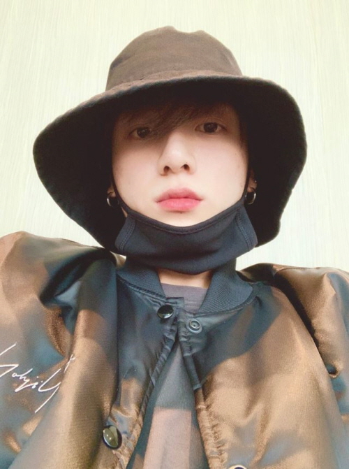 BTS youngest son Jungkook showed off his perfect look.Jungkook posted a selfie on the official BTS Twitter with an article entitled I will perform well.The photo shows Jungkook staring at the camera wearing a hat and a mask.In particular, Jungkooks perfect appearance, which has been neat without a toilet, catches the eye.On the other hand, BTS left Hong Kong on the 19th for the world tour BTS WORLD TOUR LOVE YOURSELF .