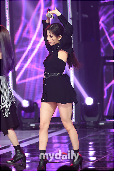 Girls group (girl) children So-yeon showed a wonderful stage at MBC Music live broadcast Show Champion held at MBC Dream Center in Janghang-dong, Goyang-si, Gyeonggi-do on the afternoon of the 20th.