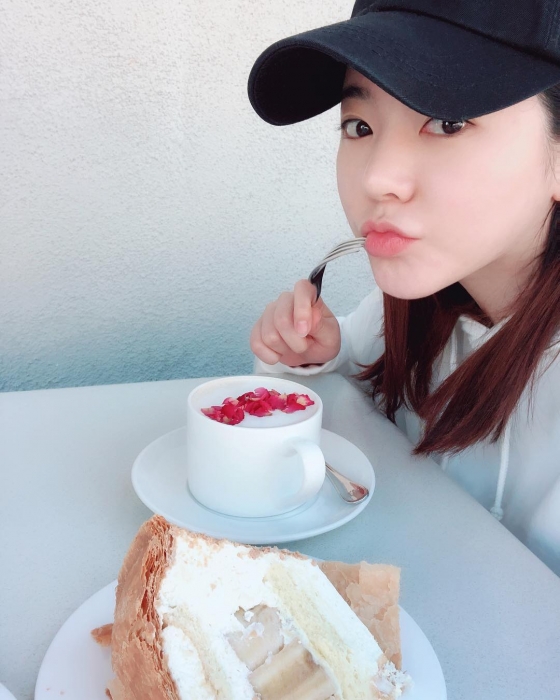 Sunny posted a picture on her 20th day with an article entitled Judy Cham, This is the basic posture or Bonga.The photo shows Sunny holding a fork in front of the food, especially Sunny, who is wearing a hat and staring at the camera with her lips out.The netizens who responded to this responded such as I miss you so much, Is your body okay?, I want to see, I love you and so on.Meanwhile, Sunny has been working as a unit group of Girls Generation Oh! GG with Taeyeon, Hyoyeon, Yoona and Yuri last year.