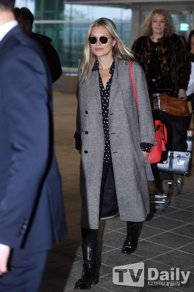 Model Kate Winslet Moss attended Metro City 19FW Fashion Show & Party and arrived at Incheon International Airport on the afternoon of the 20th.Kate Winslet Moss is leaving the arrival hall on the day.Kate Winslet Moss Entry