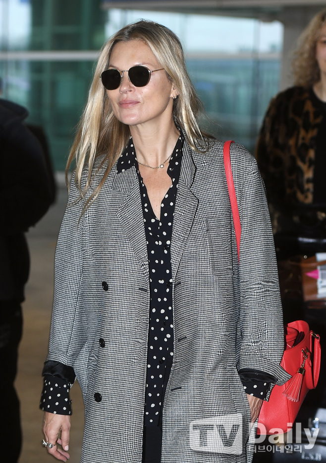 Model Kate Winslet Moss attended Metro City 19FW Fashion Show & Party and arrived at Incheon International Airport on the afternoon of the 20th.Kate Winslet Moss is leaving the arrival hall on the day.Kate Winslet Moss Entry