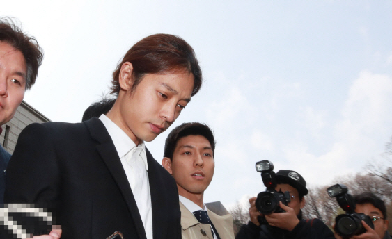 성관계 동영상을 불법적으로 촬영·유통한 혐의를 받는 가수 정준영이 21일  서울중앙지법에서 열린 구속 전 피의자 심문(영장실질심사)을 마치고 법정 밖으로 나서고 있다. 정준영의 구속여부는 이날 저녁께 나올 것으로 보인다. (사진=연합뉴스)