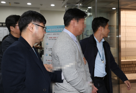 서울 강남의 유명 클럽 ‘버닝썬’과 경찰 간 유착 고리로 지목된 전직 경찰관 강모씨가 지난 15일 오전 영장실질심사를 마치고 서초구 서울중앙지법을 나서고 있다.(사진=연합뉴스)