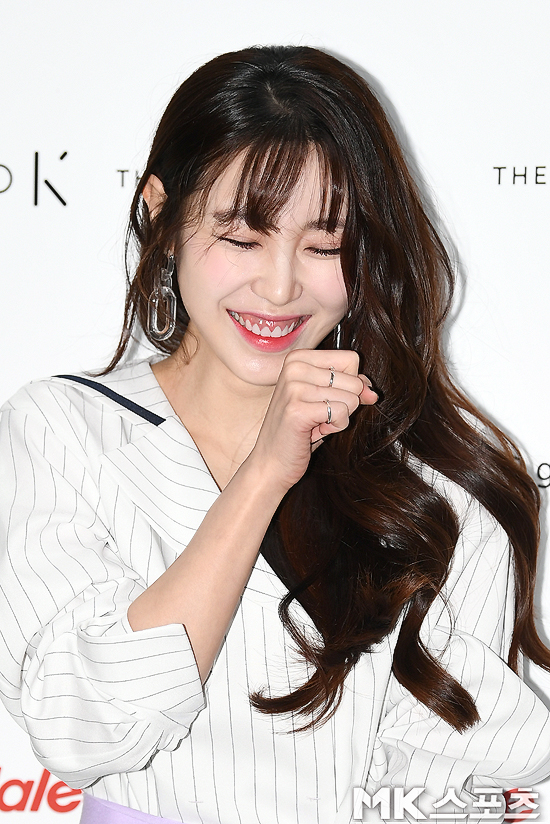 The 19FW collection of THE STUDIO K was held at Gallery Chosun in Sogyeok-dong, Jongno-gu, Seoul on the 21st.Singer Jun Hyoseong attends the event and is smiling shyly.