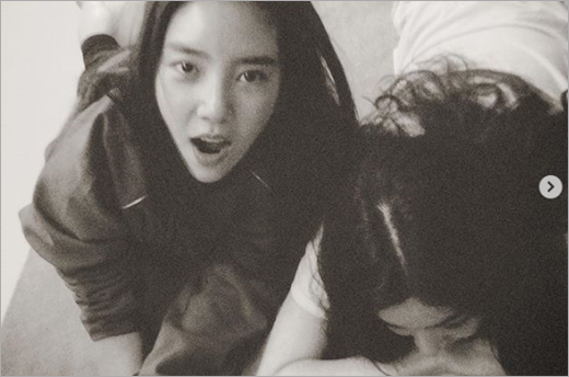 Actor Son Dam-bi has revealed his daily life with Jung Ryeo-won.Son Dam-bi posted a black and white photo on his 21st day with an article entitled We play this and play.In the photo, Son Dam-bi is lying down with Jung Ryeo-won and is spending the dawn.On the other hand, Son Dam-bi is appearing on SBS entertainment pro picture Michuri 8-1000 Season 2 and is showing perfect charm of entertainment that seems to have walked the path of singer and actor to become an entertainer.