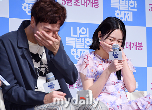 Actor Lee Kwang-soo and Esom are smiling at the production report of the movie My Special Brother at CGV in Apgujeong, Gangnam-gu, Seoul on the 21st.