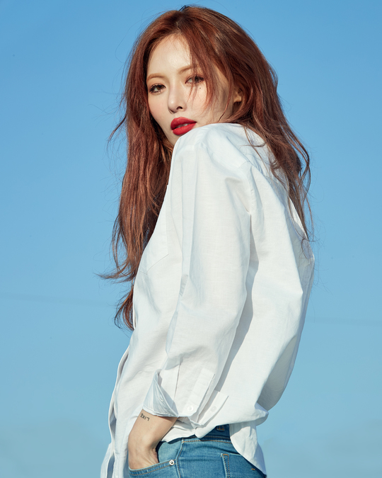 A picture of Hyona has been released.Clyde Ann unveiled a shirt photo with her exclusive model, singer Hyuna, on March 21.In this photo, Hyuna showed off a pure but sexy image.emigration site