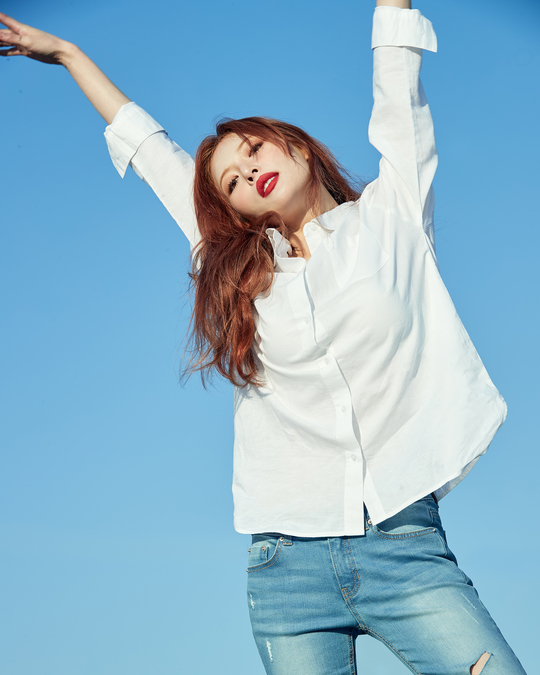 A picture of Hyona has been released.Clyde Ann unveiled a shirt photo with her exclusive model, singer Hyuna, on March 21.In this photo, Hyuna showed off a pure but sexy image.emigration site