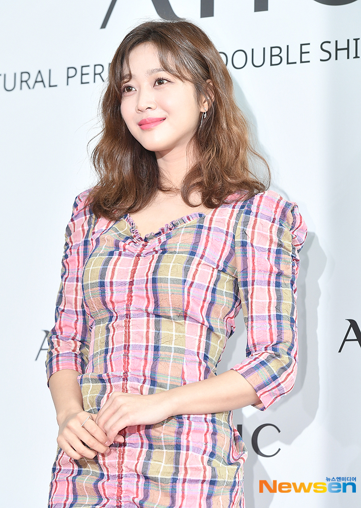 Actor Jo Bo-ah attends a cosmetics brand launch event held at the complex cultural space of Sebit Island in Seocho-gu, Seoul on the afternoon of March 21 and has photo time.useful stock