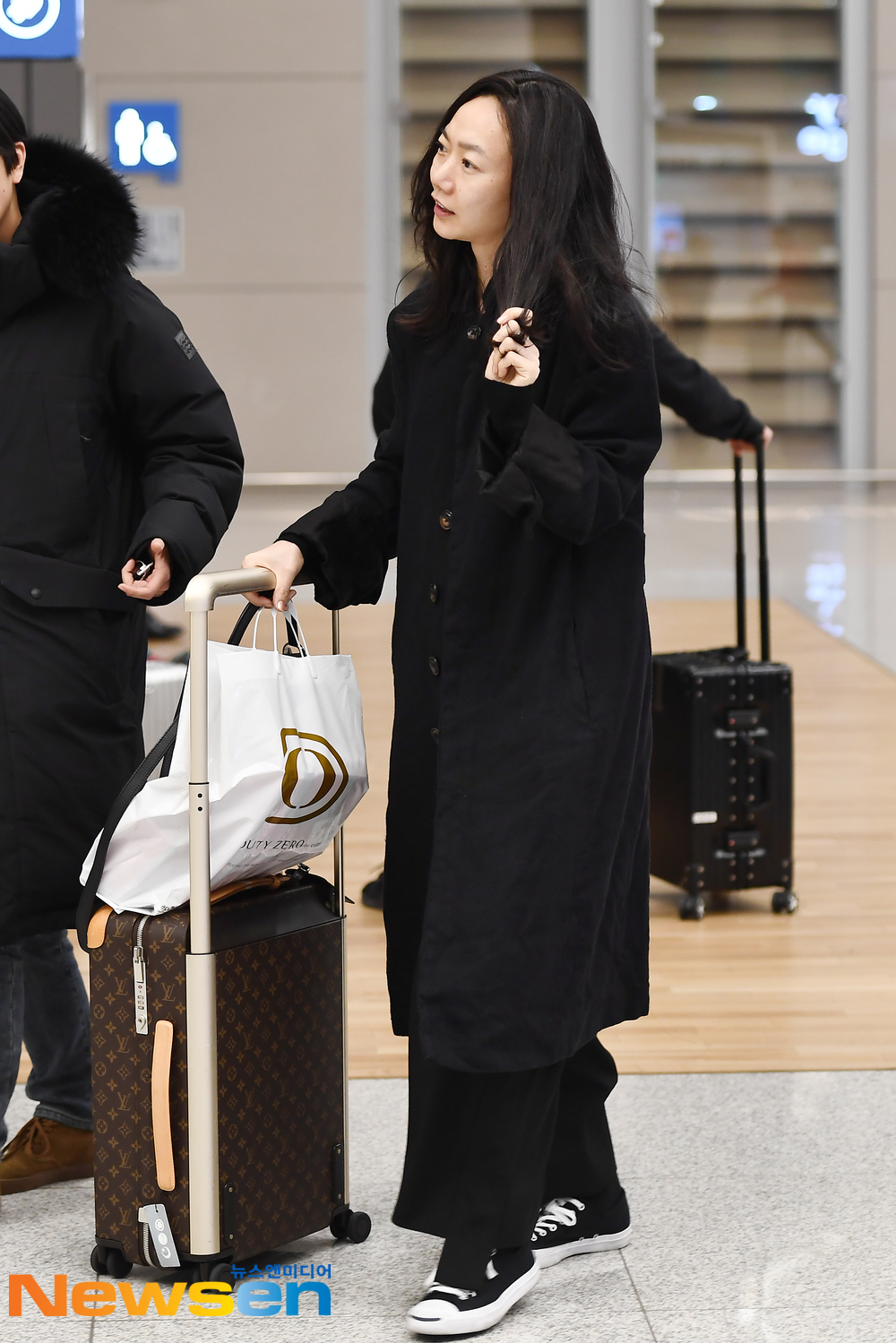 Actor Bae Doona arrived at the Incheon International Airport in Unseo-dong, Jung-gu, Incheon on the afternoon of March 21 after completing the Hong Kong promotion schedule.exponential earthquake