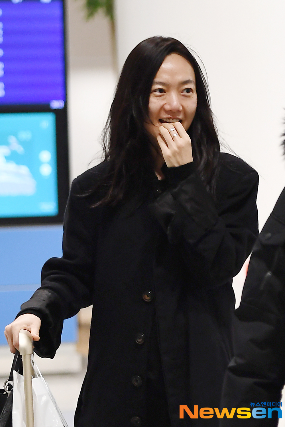 Actor Bae Doona arrived at the Incheon International Airport in Unseo-dong, Jung-gu, Incheon on the afternoon of March 21 after completing the Hong Kong promotion schedule.exponential earthquake